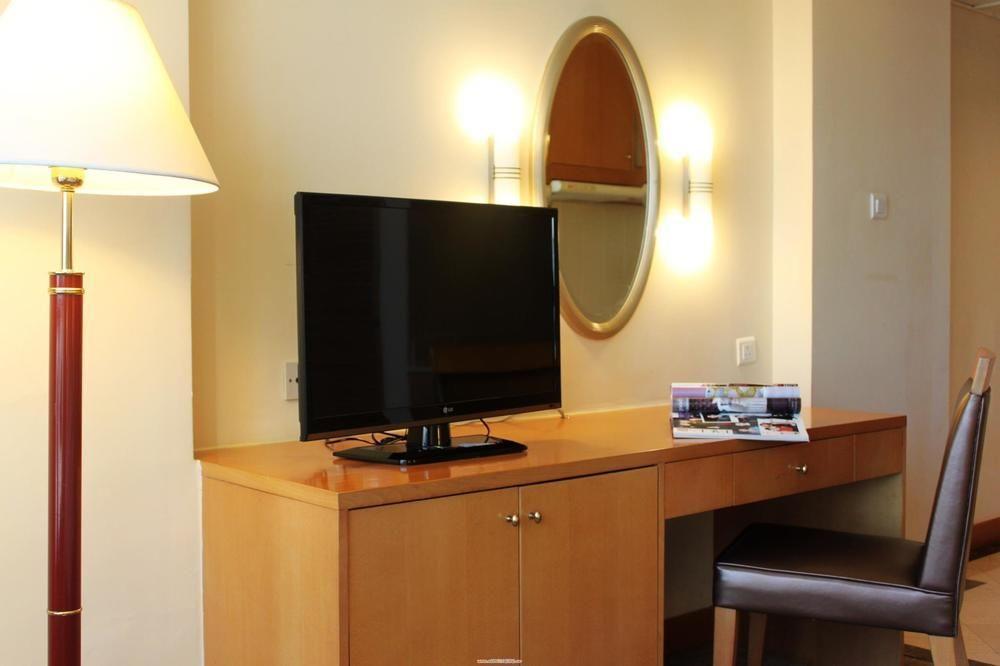 Harbour Plaza Hotel 4*