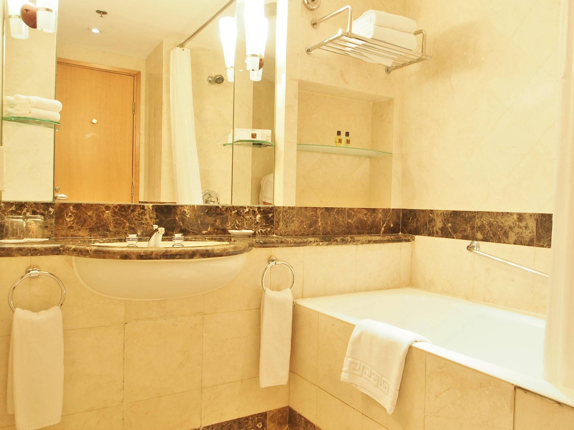 Hotel Harbour Plaza 4*